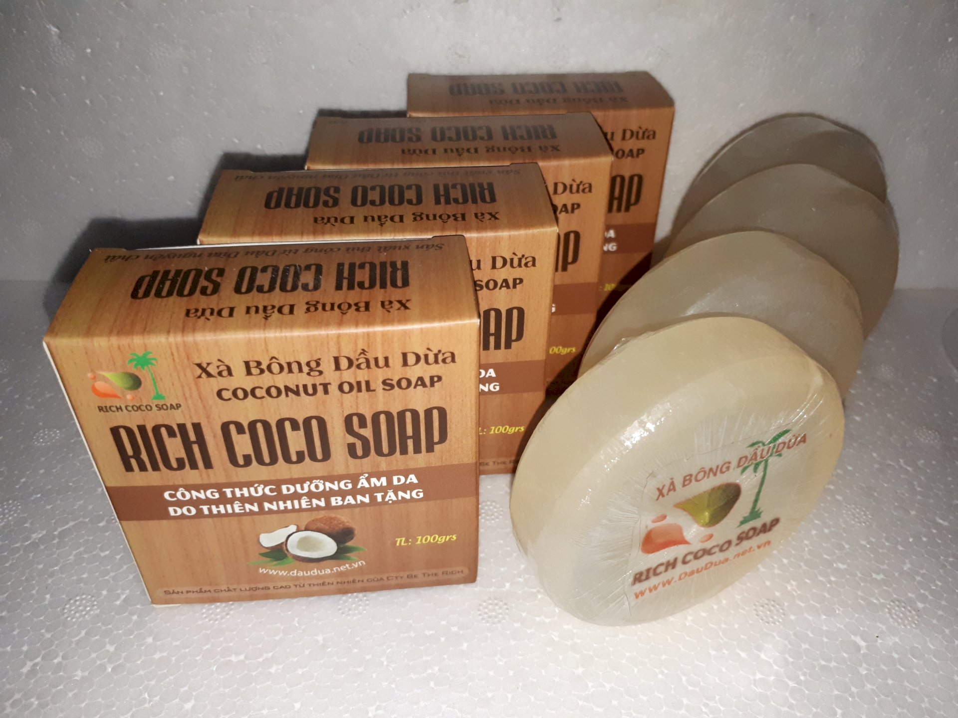 Xà bông dừa thiên nhiên so sánh với xà bông thông thường hay xà phòng công nghiệp