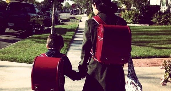 Đằng sau chiếc cặp sách chống gù 