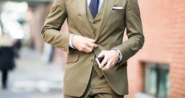 Nếu mặc vest hãy bỏ khuy dưới cùng, đừng để người khác cười chê vì thiếu phong cách