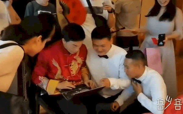 Đến đón dâu, thanh niên IT bị nhà gái bắt ngồi code tại chỗ mới cho cưới