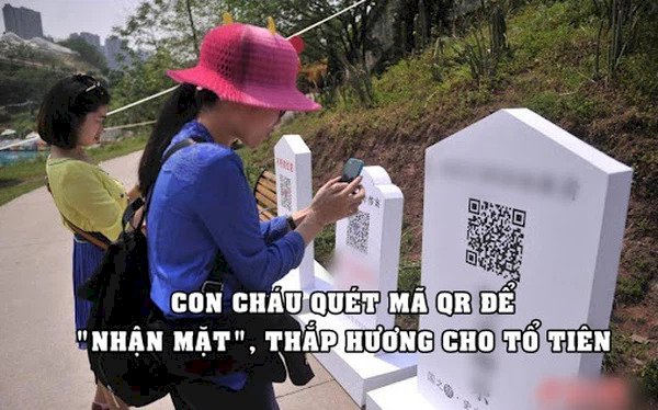 Tưởng nhớ 'xanh': Con cháu quét mã QR để ‘nhận mặt’, thắp hương và dâng hoa online cho tổ tiên