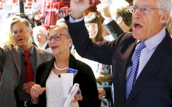  Mỗi giờ trôi qua, gia tộc giàu nhất thế giới lại có thêm 2,6 triệu USD