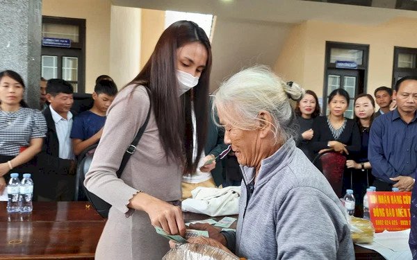  Báo CAND chỉ ra hàng loạt điểm bất hợp lý của Thuỷ Tiên trong chuyến cứu trợ Quảng Trị cuối năm 2020: Đó là gì?