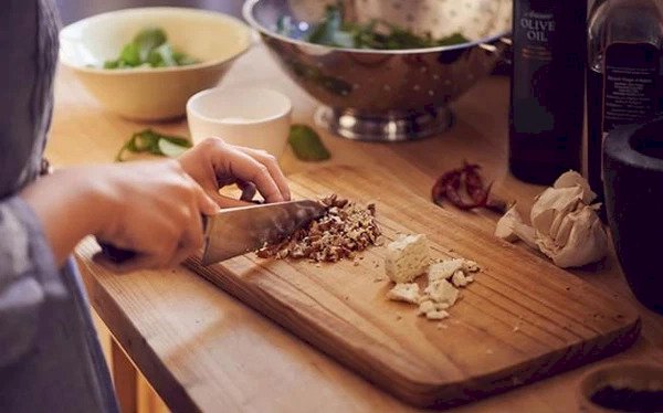 FDA khuyến cáo vứt ngay chiếc thớt xuất hiện dấu hiệu này trên bề mặt dù chưa đến hạn thay nếu không sẽ dễ gây ung thư gan