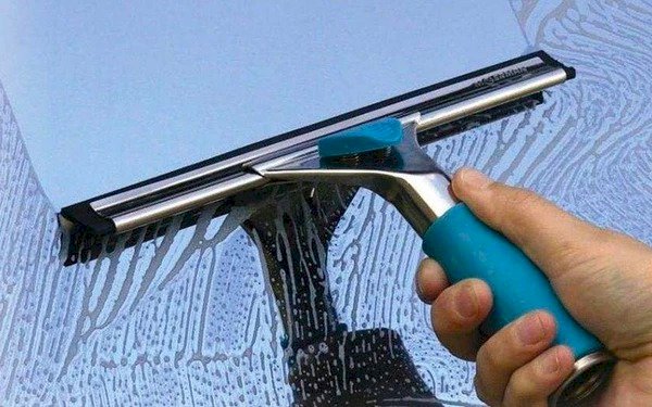  Mẹo lau cửa kính và gương “một lần sạch ngay” mà không tốn tiền