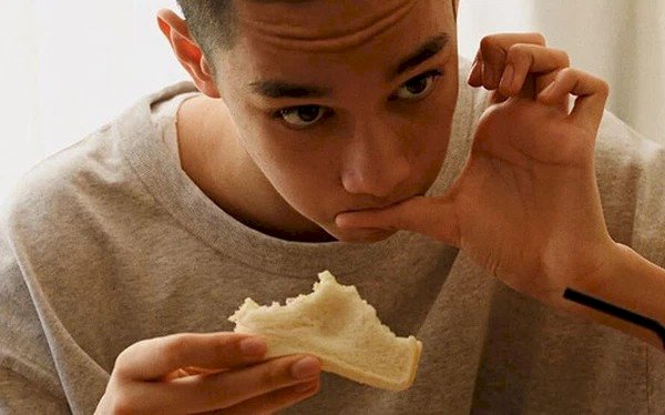  4 thói quen xấu buổi sáng của nhiều người trẻ đang phá hoại giấc ngủ ban đêm, không sửa ngay mắt lại thâm như gấu trúc