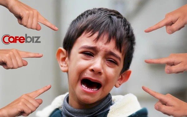  Khi con khóc, bạn liền bảo 