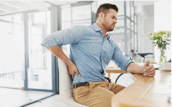 Ngồi 8 tiếng một ngày, dân công sở than trời vì đau lưng: CẢNH BÁO căn bệnh khiến cột sống có nguy cơ bị LIỆT TÀN PHẾ hoặc TEO CƠ CHI suốt đời