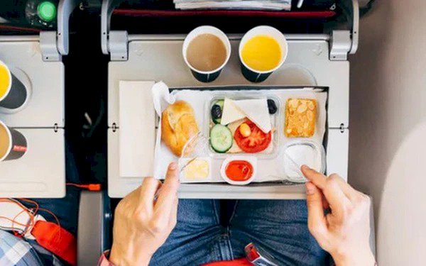 Đi máy bay đừng ăn những món này nếu không muốn bụng dạ 'biểu tình': Chuyên gia khuyến cáo