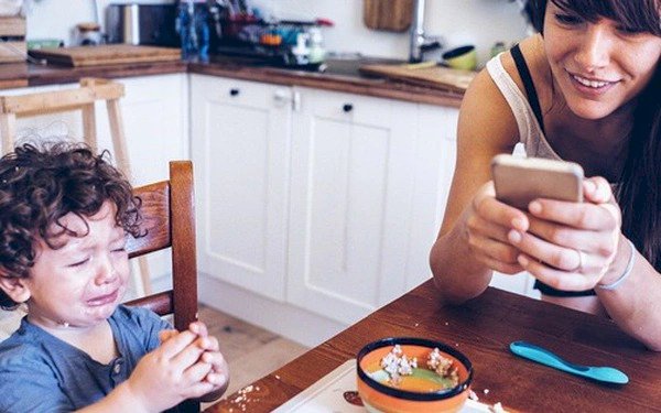 Trẻ vô tình bị trầm cảm do bố mẹ thường xuyên làm việc này mỗi ngày