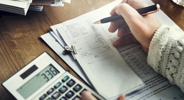  Các mẹo chi tiêu thời bão giá: Người chia tiền sinh hoạt phí vào các phong bì riêng, người ung dung vì có ‘ngân hàng gia đình’ hỗ trợ