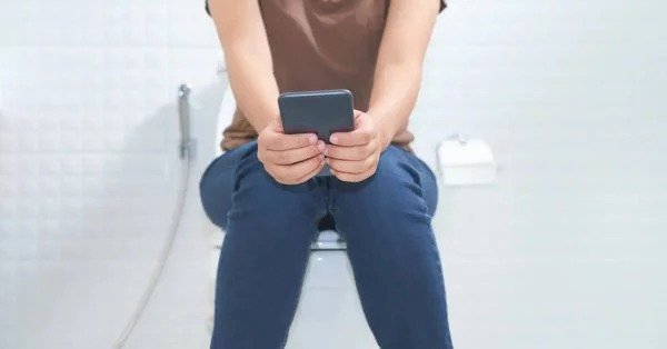 Dừng ngay thói quen dùng điện thoại trong nhà vệ sinh nếu bạn không muốn mắc bệnh