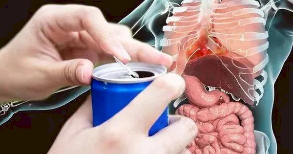 WHO liệt kê những nguy hiểm khi tiêu thụ nhiều nước tăng lực, từ răng miệng đến viêm gan cấp tính