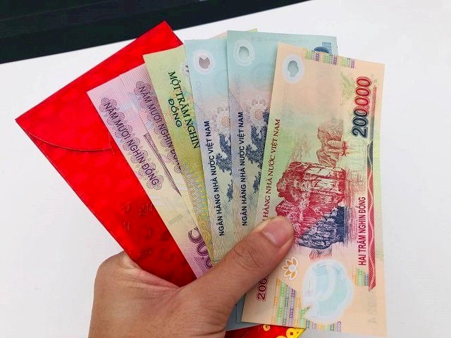 Bài toán kinh tế đầu năm: Cầm tiền mừng tuổi của con nên tiêu ngay, cất đi, gửi ngân hàng, mua vàng hay đầu tư chứng khoán?