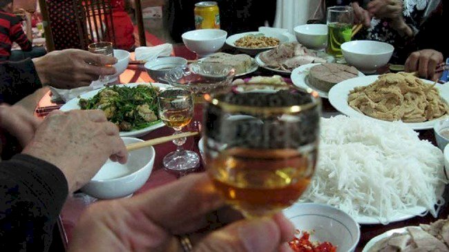 'Không uống là chú không nể anh rồi', cô vợ có pha xử lý đỉnh cao trong bữa cơm hóa vàng khi thấy chồng bị ép rượu