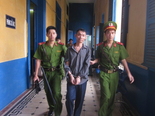 Đâm chết vợ đã ly dị khi đến thăm con