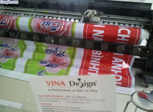 In bạt khổ lớn hiflex làm banner đơn giản với chữ trắng trên phông nền đỏ làm thông báo chuyển địa chỉ kinh doanh