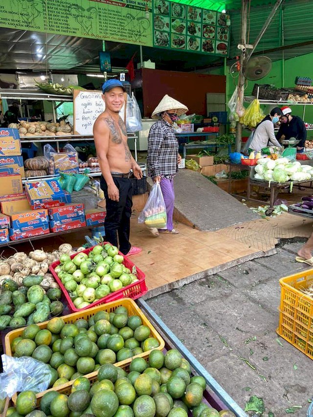 'Anh xăm trổ' bán rau với content cưng xỉu: 'Không phải vì dịch nên bán rẻ, 8 năm qua anh vẫn miễn phí rau củ quả cho công nhân và sinh viên'