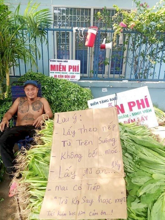 'Anh xăm trổ' bán rau với content cưng xỉu: 'Không phải vì dịch nên bán rẻ, 8 năm qua anh vẫn miễn phí rau củ quả cho công nhân và sinh viên'