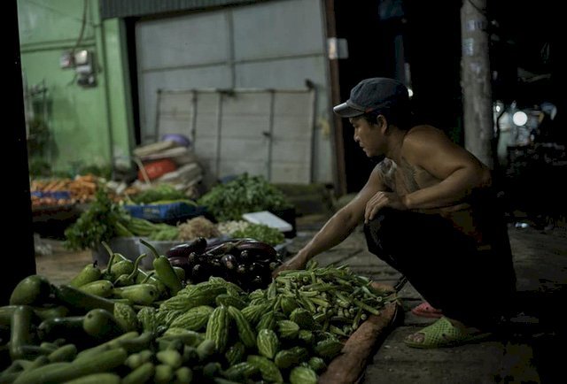 'Anh xăm trổ' bán rau với content cưng xỉu: 'Không phải vì dịch nên bán rẻ, 8 năm qua anh vẫn miễn phí rau củ quả cho công nhân và sinh viên'