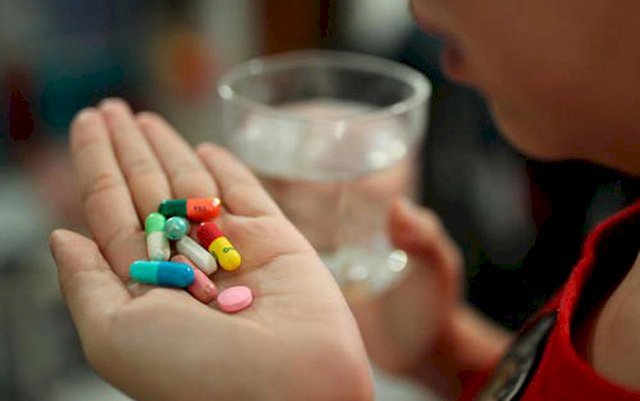 5 loại nước sẽ hóa thành 'độc tố' khi uống chung với thuốc, làm mất tác dụng điều trị khiến bệnh mãi chẳng khỏi