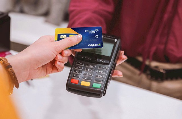 Thẻ chip ATM của các ngân hàng hiện nay ngoài các tính năng giao dịch thông thường còn được bổ sung tính năng thanh toán không tiếp xúc (Ảnh minh hoạ: Internet)