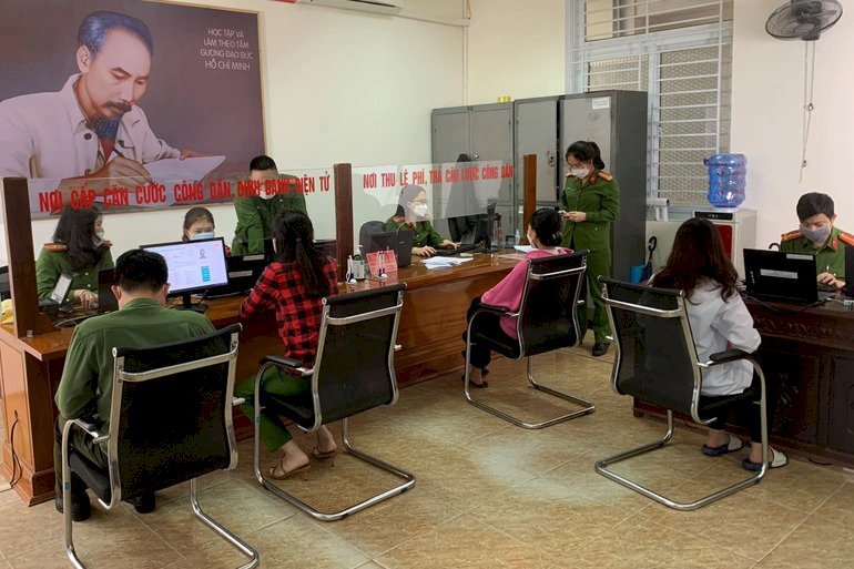 Nhiều công dân đến Phòng Cảnh sát Quản lý hành chính về Trật tự xã hội Công an Hà Tĩnh để đăng ký tài khoản định danh điện tử (Ảnh: DB).