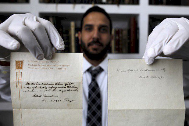2 mẩu giấy viết vội của Einstein từng bán đấu giá được hàng trăm tỷ đồng