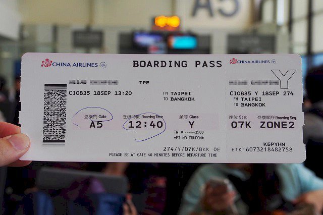 Vì sao không nên khoe ảnh vé máy bay lên mạng xã hội?