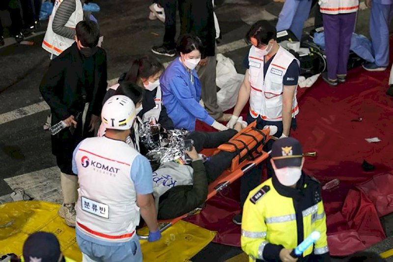 Các nạn nhân khi đang được cấp cứu - Nguồn: CNN