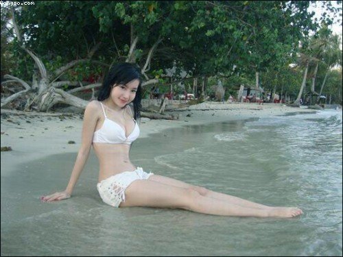 Elly Trần đẹp gợi cảm với bikini