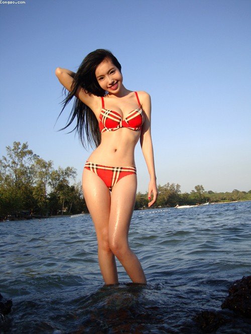 Elly Trần đẹp gợi cảm với bikini