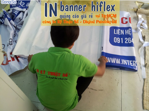 Nhan vien in an cua Cong ty TNHH In Ky Thuat So - Digital Printing dang thuc hien gia cong cuon bien cho banner hiflex quang cao gia re